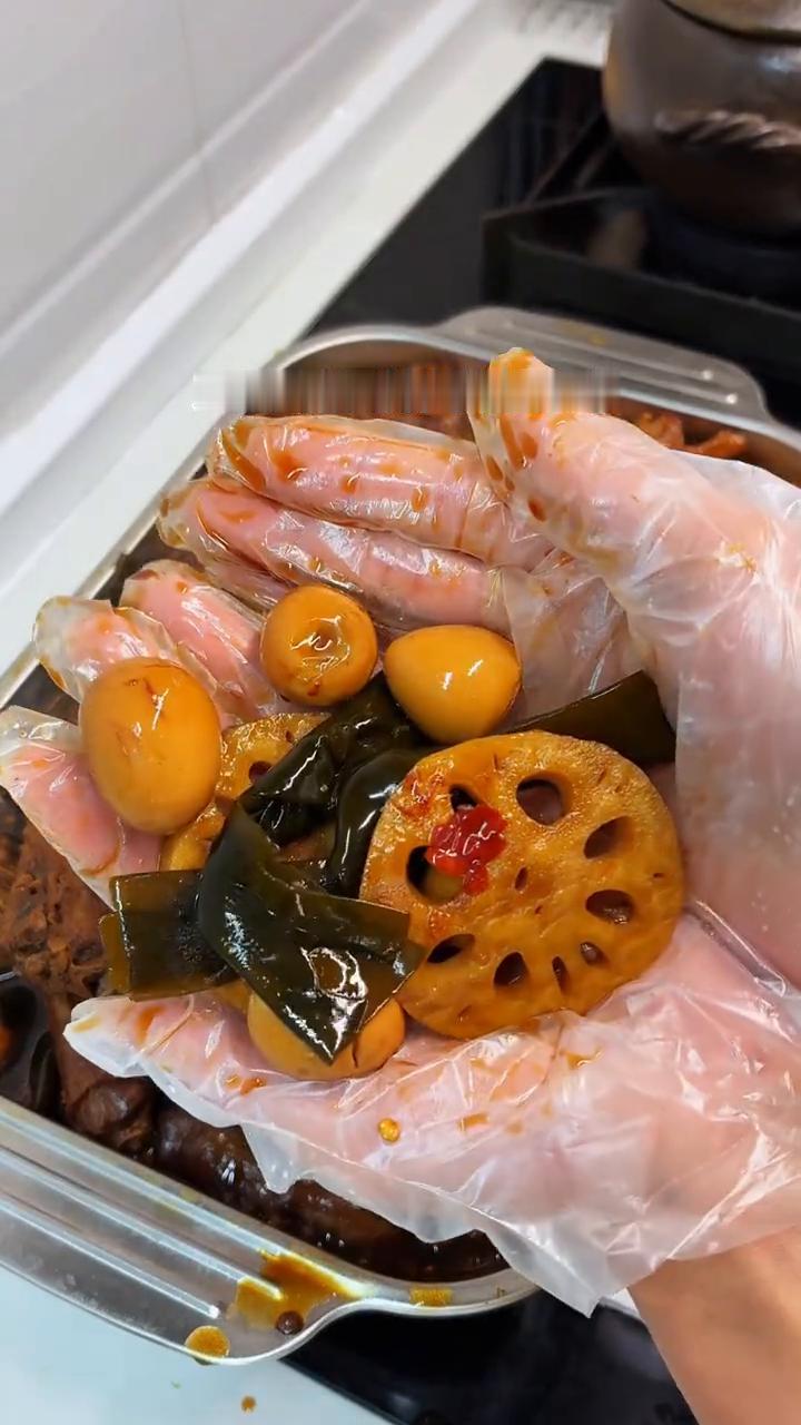 卤味黑鸦。今天又卤了一锅鸭货，跟外面卖的味道一模一样，队友以为我在外面买的，又