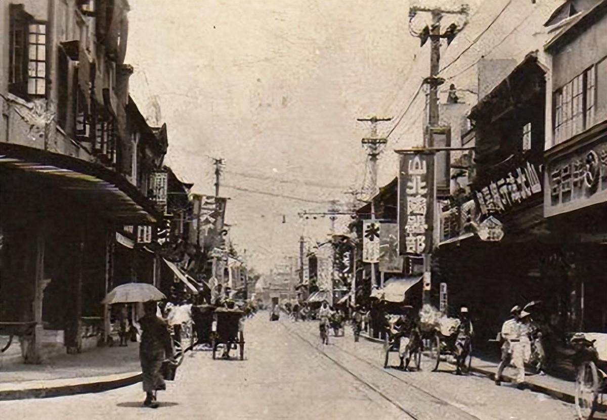 1956年，上海警察堵住一扇门，里面住着两个女人。带队的侦查员喊了一声"万国雄"
