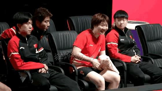 孙颖莎和王楚钦本来抄着手很紧张，蒯曼撞枪口上，情况好多了，莎莎还有兴致问蒯曼：你