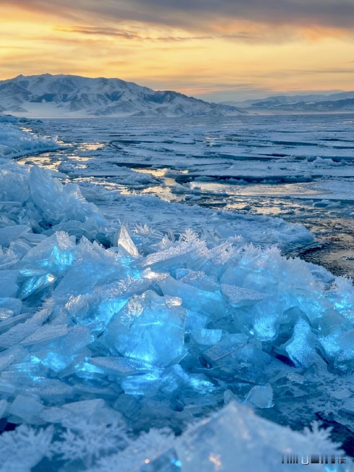 别再馋冰岛的蓝冰啦！新疆赛里木湖的冬天，直接美到失语！点将台、白鸟湖口闭眼