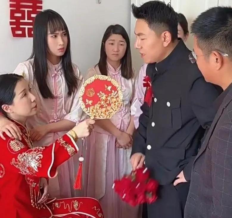 新娘执意要离过婚的闺蜜当伴娘，婆婆怒了，离过婚，还离过两次，她怎么能当伴娘呢？新