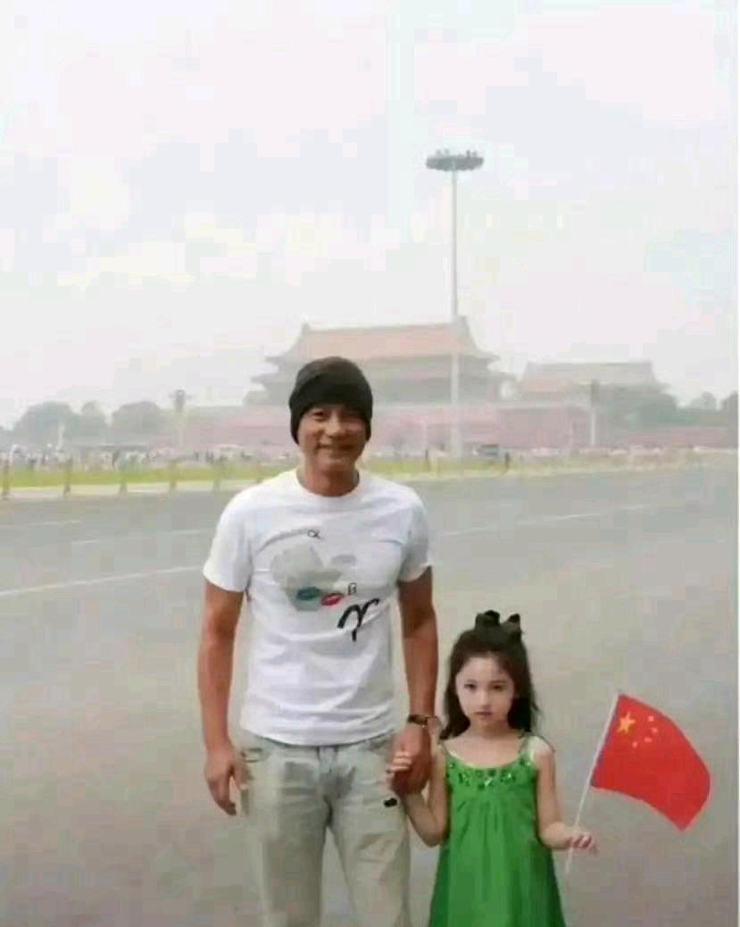 任达华：闺女，这张照片是咱们14年前拍的，那时候你才到我肩膀，现在都到我耳朵上面