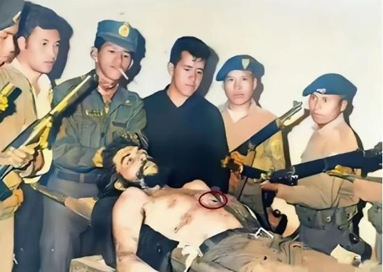 1967年，39岁的切·格瓦拉在玻利维亚遭对方枪杀，图中的他身中数弹，赤裸上身，