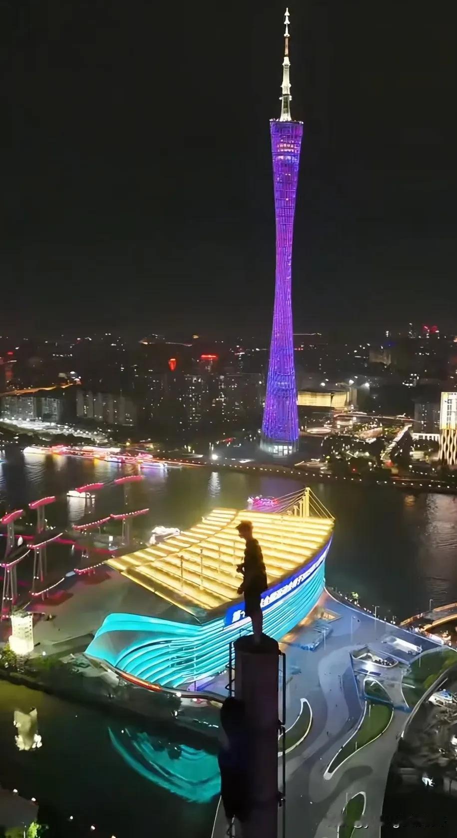 极限运动的爬楼党们也开始光临广州了。画面中两名年轻人站在珠江新城大厦的顶端，与旁