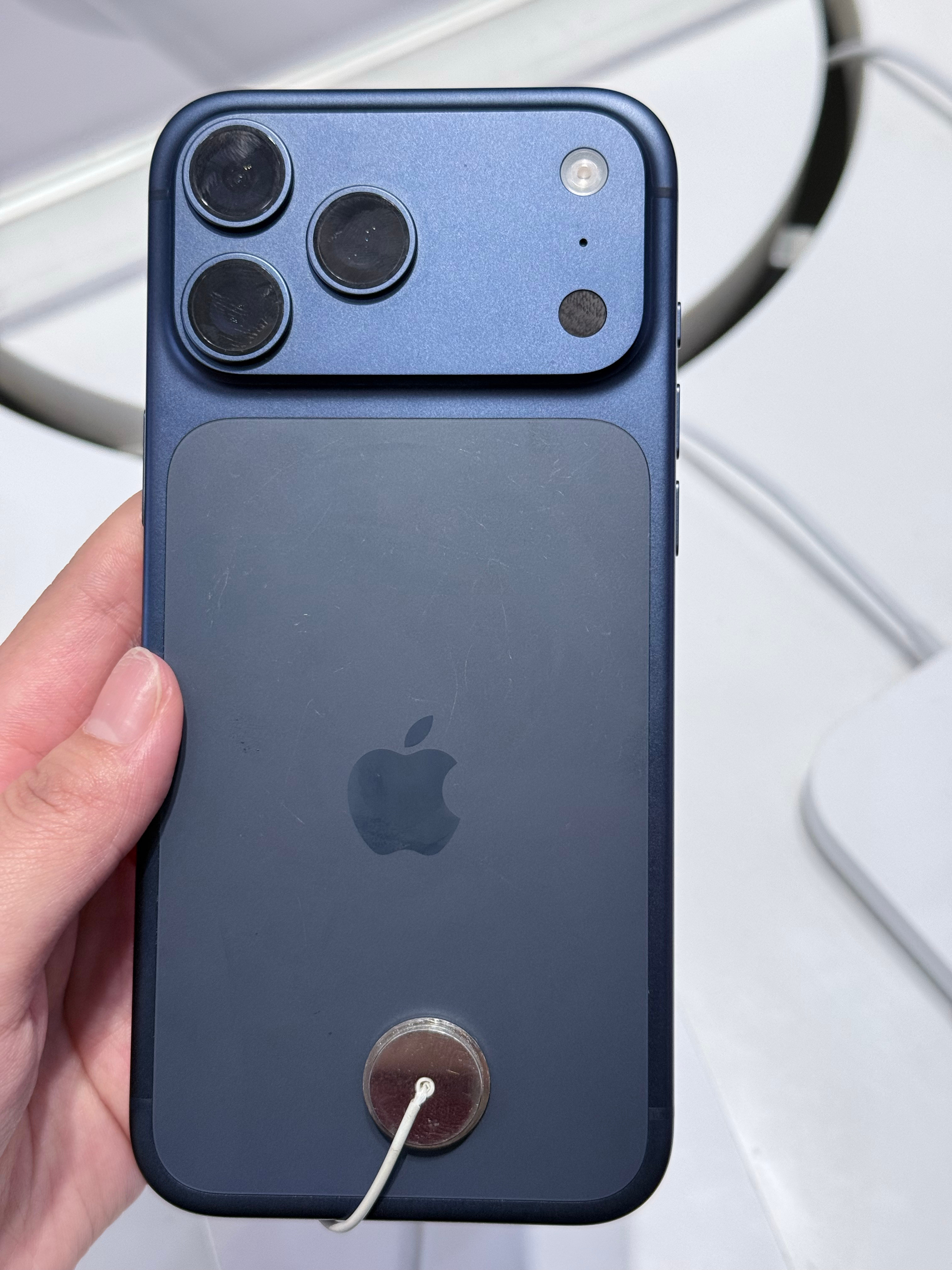 线下体验了iPhone17ProMax，质感是有的，重量大小也和我的16也