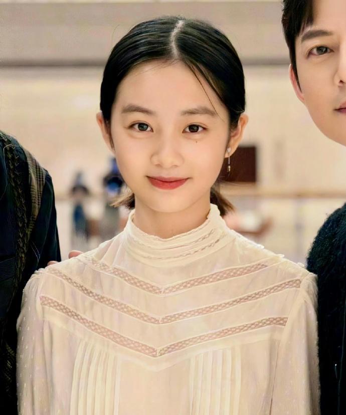黄多多的美，不止于五官精致，更在于那份从骨子里透出来的从容——舒展中带着坚定的气
