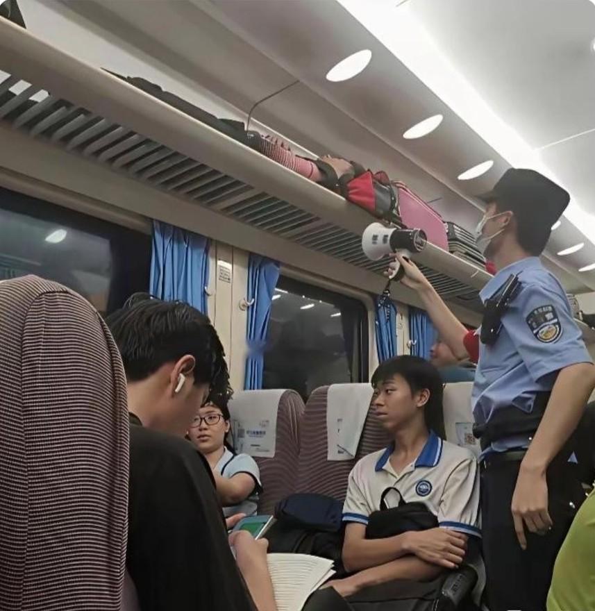 这哥们在火车上干了件惊掉人下巴的事——爬到行李架上睡觉！还一觉睡到下车。这可真是