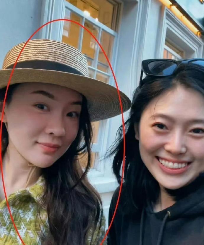 没想到...霍思燕也是不上镜的那种她本人比照片还要美，妆容加上精致的五官还有这