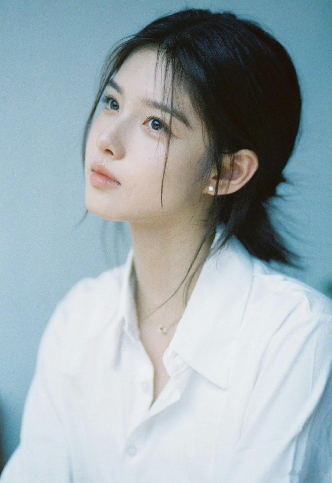 艾米姐感妹褪去稚气后的气质蜕变，眉眼间自带笃定气场，妥妥的反差系小花。
