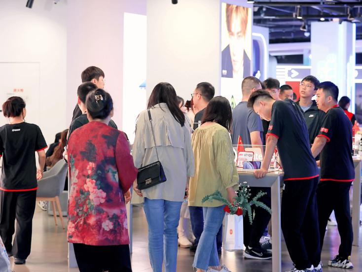 说个能惊到大部分人的冷知识：美国人均GDP早就迈过9万美元大关了。不少人