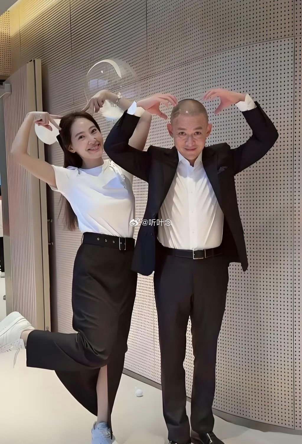 怪不得聂远不让她去上班，每个月给她300万，都已经是两个娃的的妈了，跟小姑娘似的