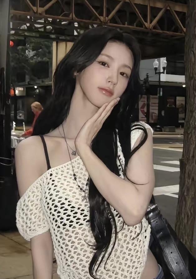 分享甜美小姐姐随手拍漂亮的女孩，身材比例好，性格温柔开朗活泼可爱