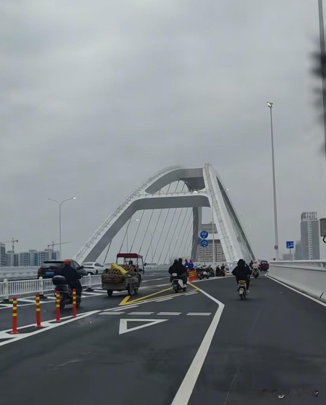 钦州最近两座大桥开通热度老高呀！未来的北部湾大都市即将诞生，但还沉浸在永福大桥