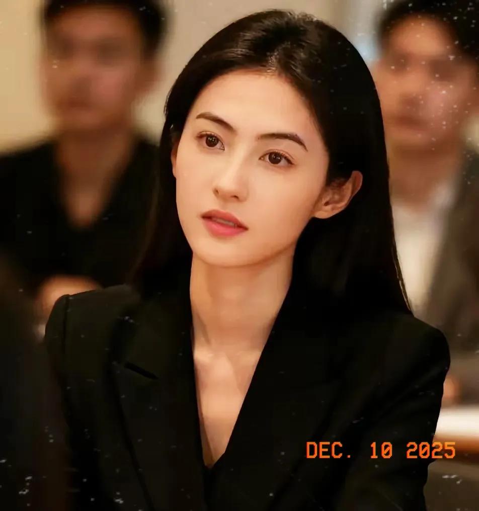 大家不要再心疼张柏芝了不要觉得她可怜巴巴了我真不明白，哪来的可怜？谢霆锋一年