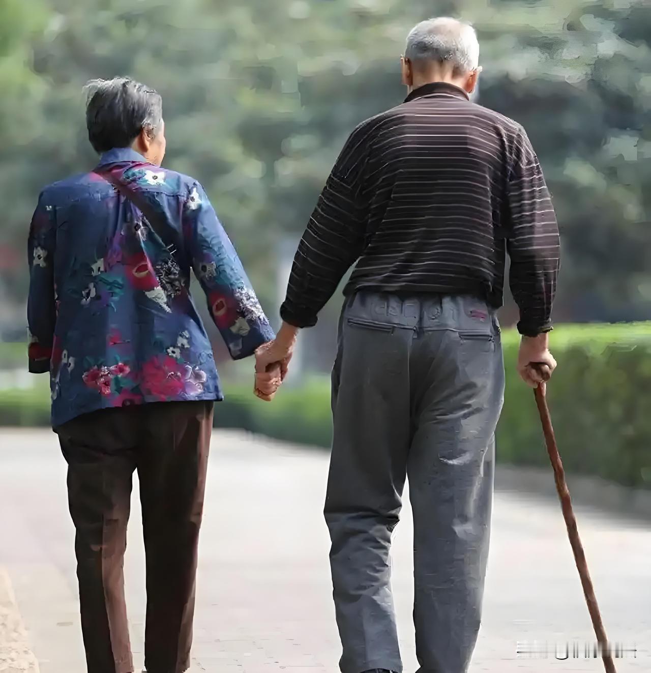 江苏镇江，老两口有3个女儿，让二女儿招了上门女婿，把生意都交给二女儿、女婿，还帮