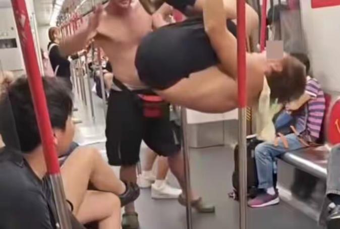 继外籍男子与女子在港铁内上演“活春宫”无人制止之后，一群赤裸上身外籍男子又在