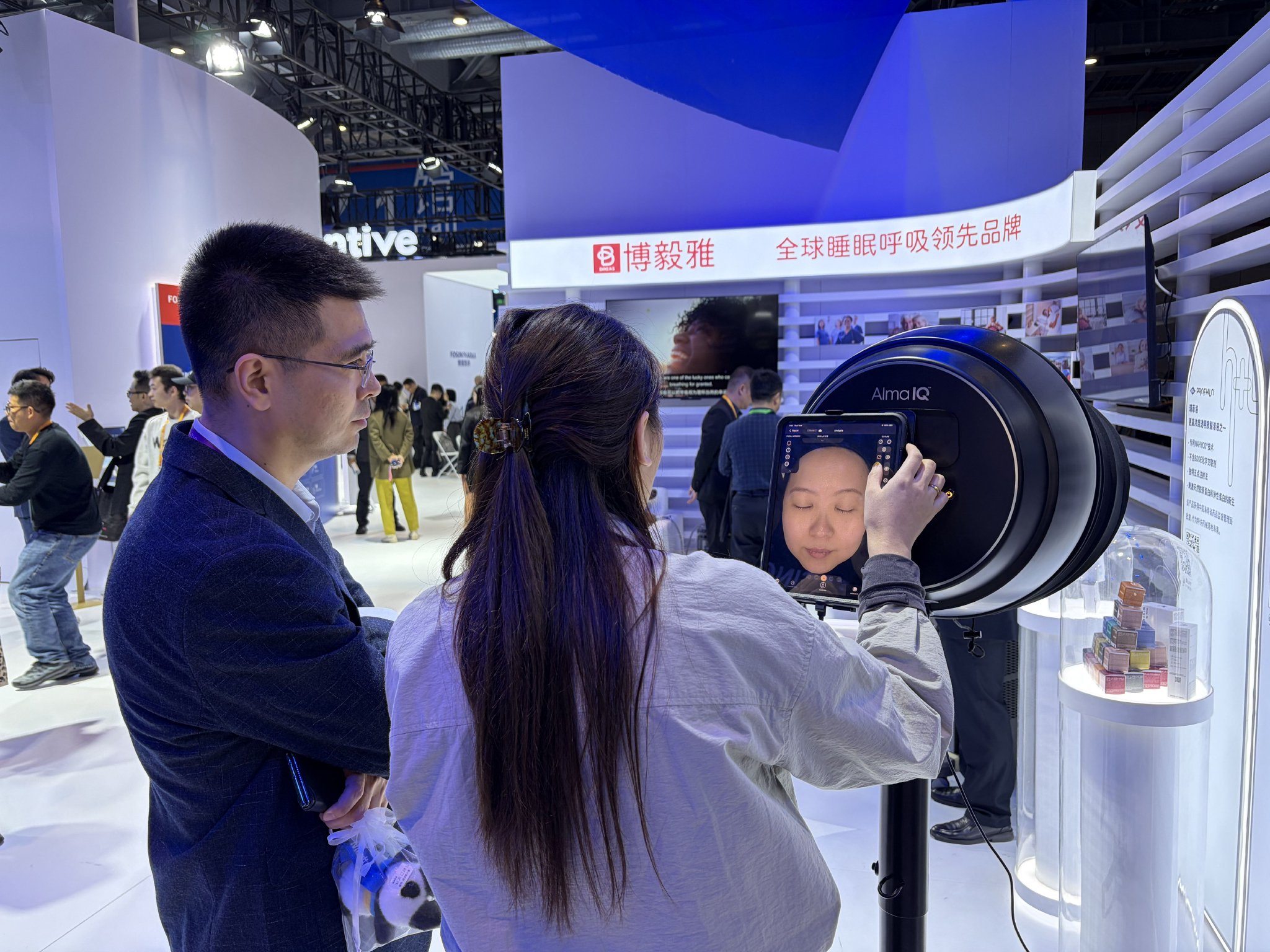 进博观察: AI与脑机接口齐飞, “最卷展区”上演未来照进现实