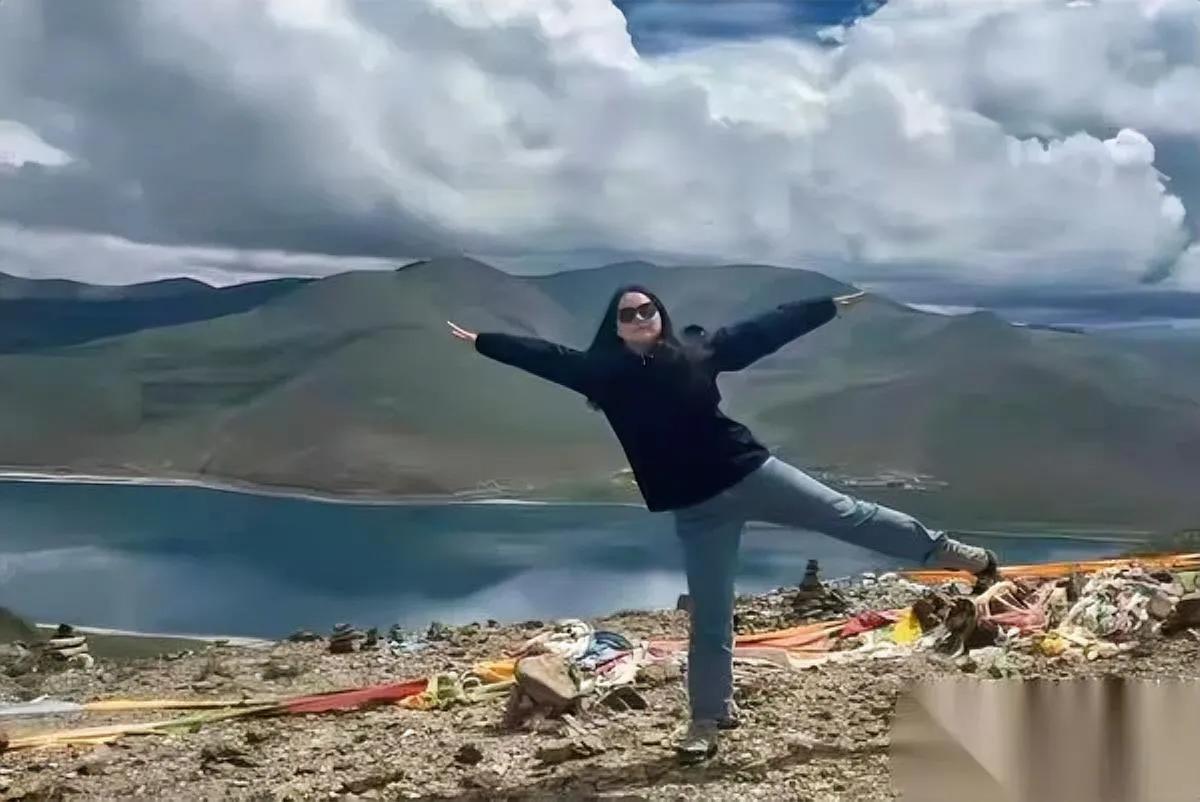 别再羡慕老师轻松了我家那位班主任差点把自己熬成“怨种”。教龄28年，