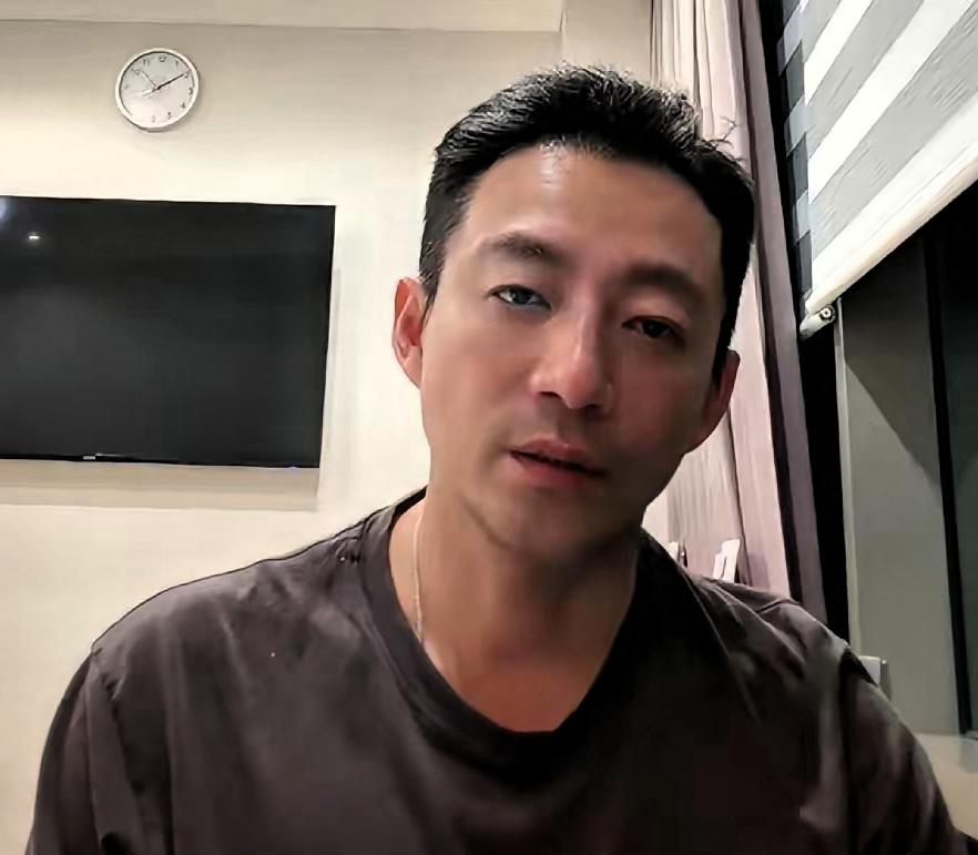 产后照护，家人怎么做，故事告诉你。小梅爸爸，他去排队，买小吃，嘴上惦记。送到月