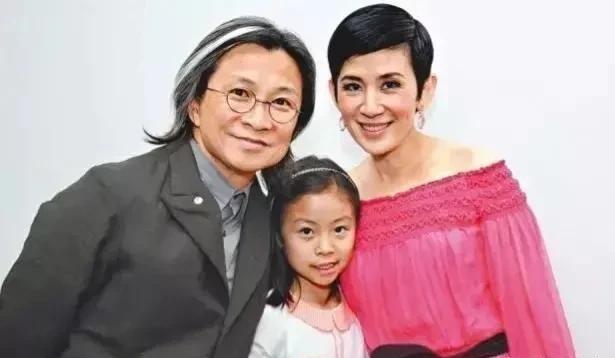 2005年，40岁的吴君如怀孕了，记者问陈可辛：“要做爸爸了，很开心吧？”没想到