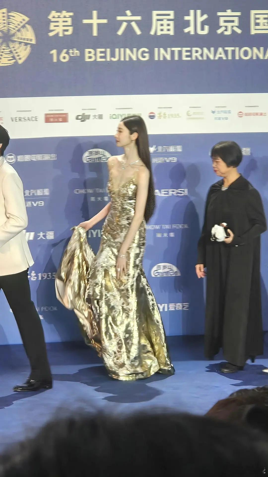 张艺凡再有一点点肉会更好看，限定团时期好看的