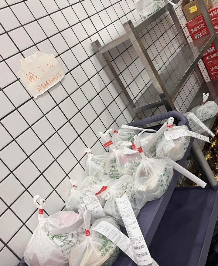 外卖大战第二阶段已经结束了，饿了么好像悄悄的后来者居上了！大上午去取餐，饿了么