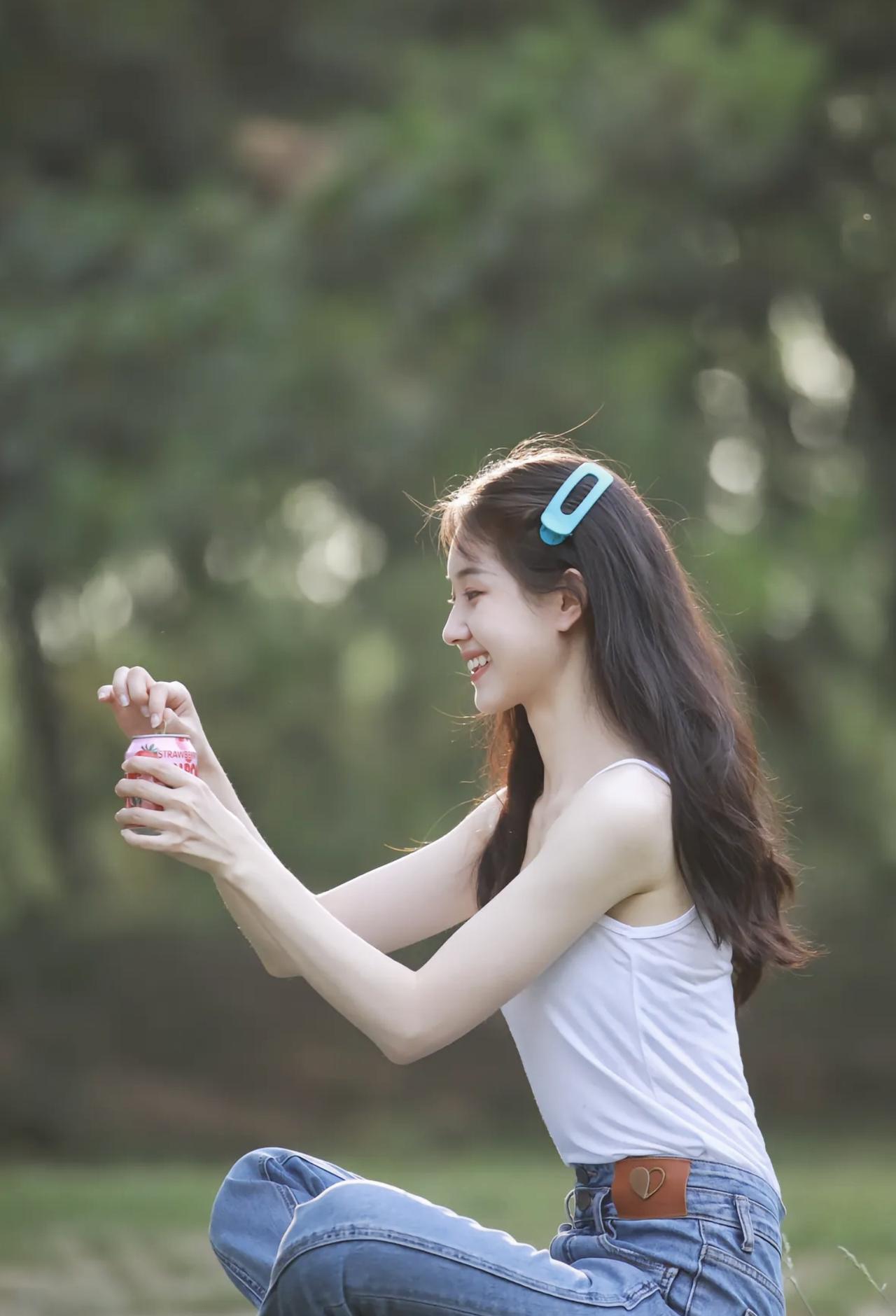 笑着掉眼泪，她让18天变成30亿播放。中戏台词课上，她一个字一个字磨发音。别