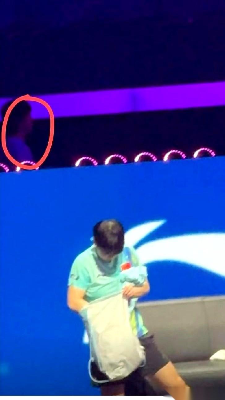 孙颖莎那场球，镜头明明白白地摆在那。对手蒯曼先起身，走向场边，去换那件被汗浸透