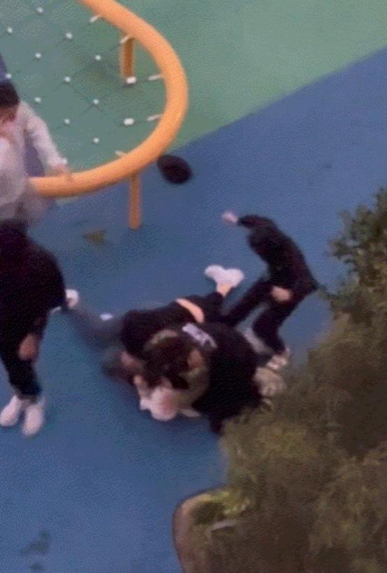 20多名澳洲青年围殴华裔夫妇，中国领事馆发声 最近，一则令人痛心的消息在网上