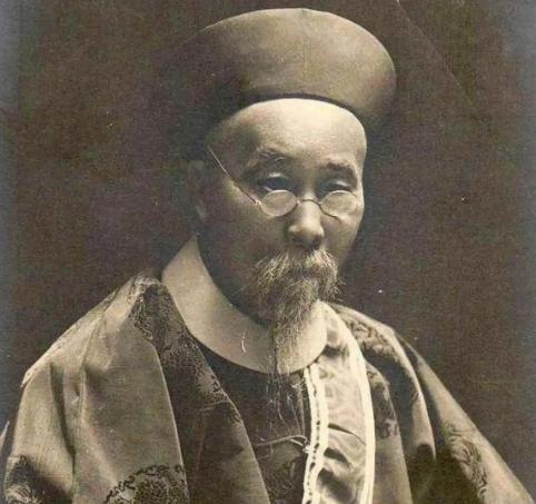 1881年，左宗棠从新疆回到北京，慈禧太后在宫里单独召见了他，见面没说客套话，慈