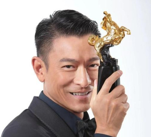 2018年，周杰伦请刘德华当演唱会嘉宾，周杰伦突然质问刘德华：“20年前，我给你