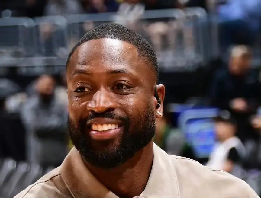 东契奇正在做一个危险的选择：故意不传詹姆斯。看看这组数据。他每传10次助攻