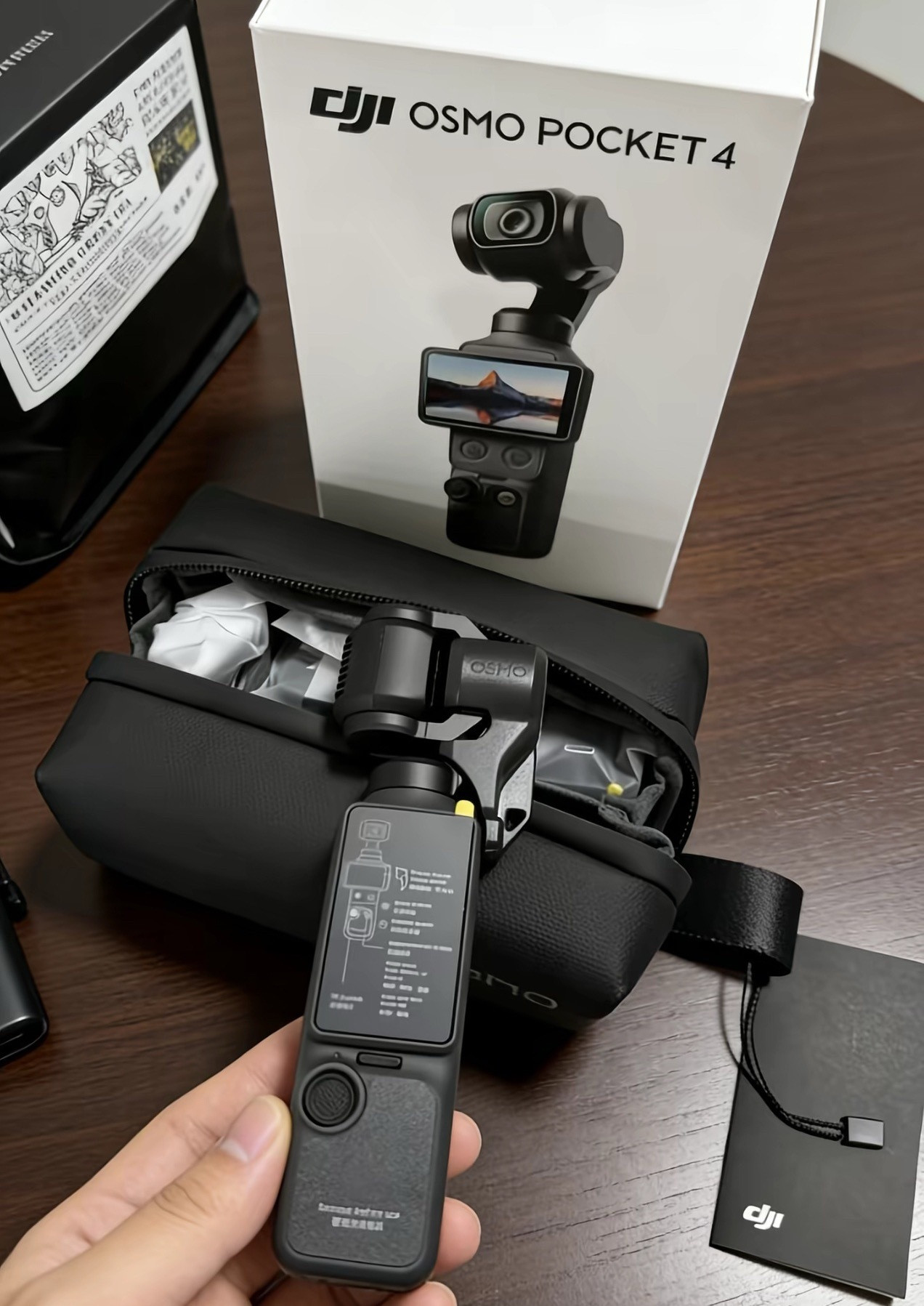 大疆Pocket4发现现在网上好多人都已经抢先拿到真机上手体验了，1英寸传感器