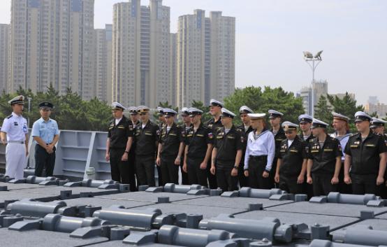 站在052D的垂发前，俄罗斯海军没有一个笑的这是7月8号中俄联合演习过程中，两