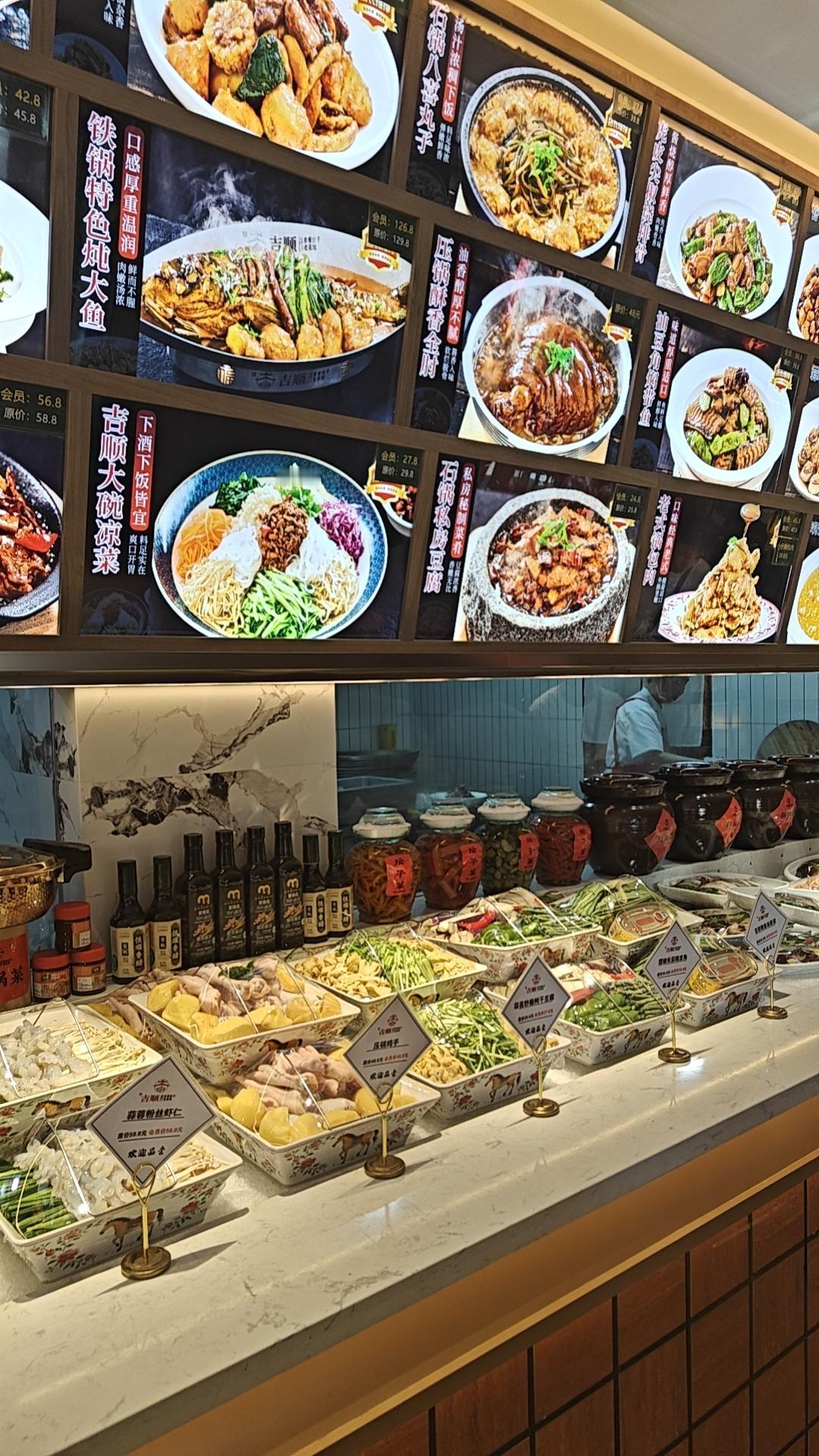 今天我们仨去的菜艺街这家饭店小酌，中途我去了三趟厕所，最近酒喝的多，肝脏生气了，