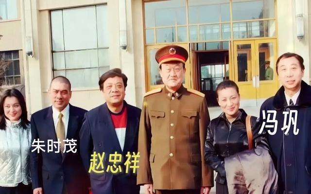 这张老照片中，我只认出了西装革履、几无头发的朱时茂，发量蓬勃、眼袋深刻的赵忠祥与