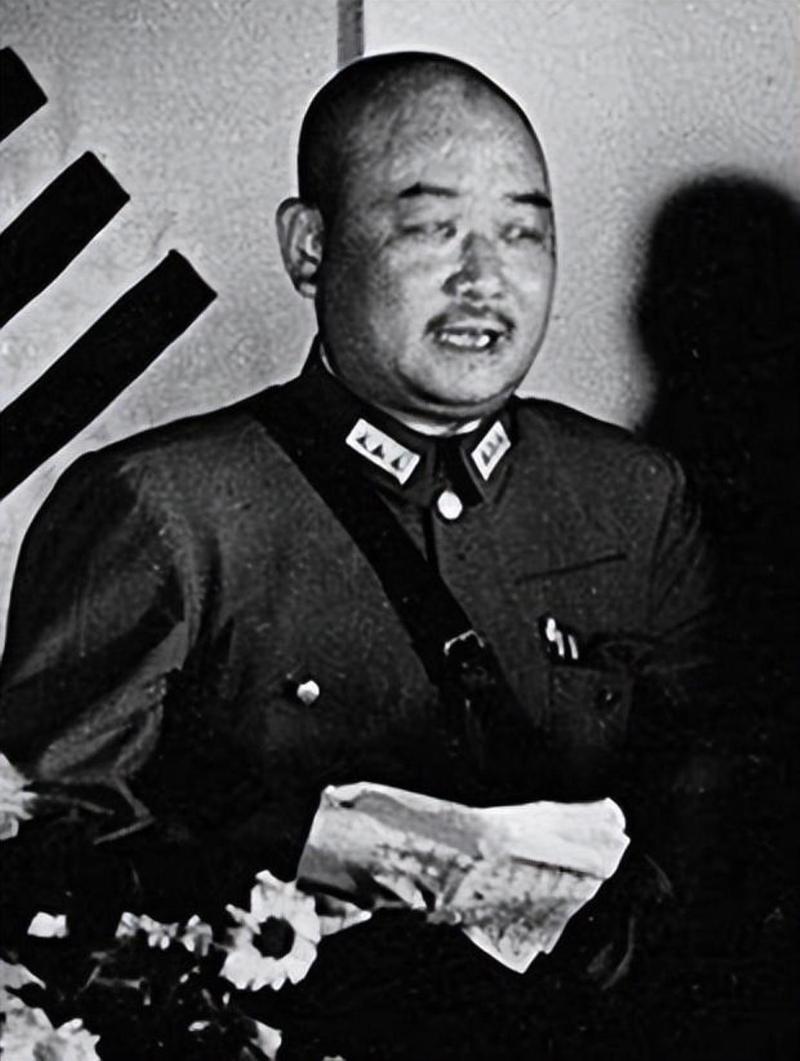 1932年，国民革命军军长刘峙的父亲，被村中恶霸活生生打死，刘峙返回家乡，看到杀