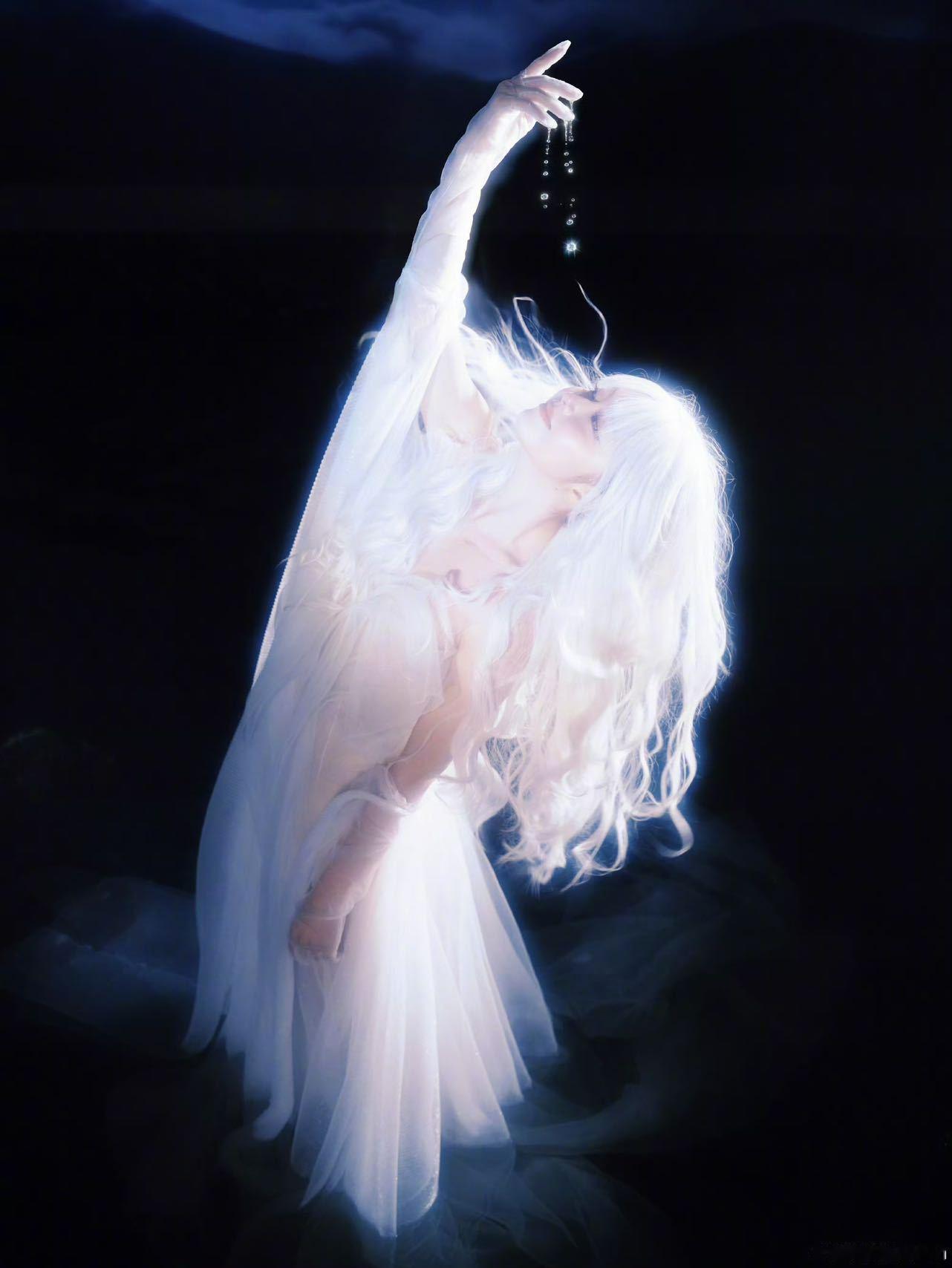 谭松韵白发神女雪色银发衬得眉眼如画，谭松韵把神女的清冷破碎感拿捏得死死的，一抬