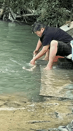怪不得客人说大肠里面有一股独特的味道