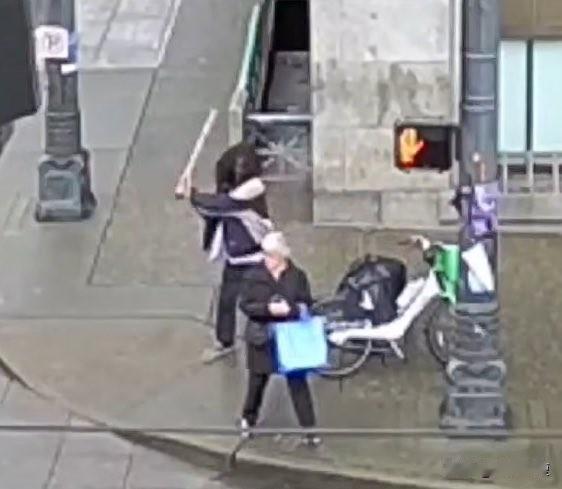 继乌克兰花季姑娘被随机刺中颈部凋零后，美国又出一起街头随机袭击女性的事件——美国