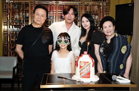 57岁伊能静发长文给47岁秦昊庆生，这糖齁甜！家人们，娱乐圈又搞出大新闻啦！最