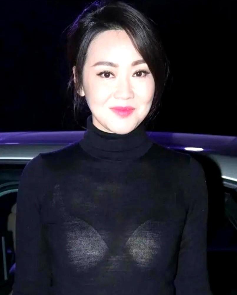 闪光灯咔嚓一亮，宝蓝色的深V礼服瞬间成了透视装，台下倒吸一口凉气，她却连眼皮都没