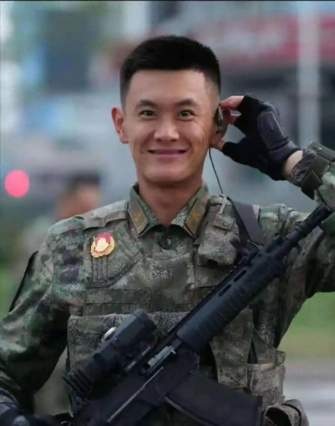 阅兵最帅士兵已婚！22岁娇妻神似殷桃​​​