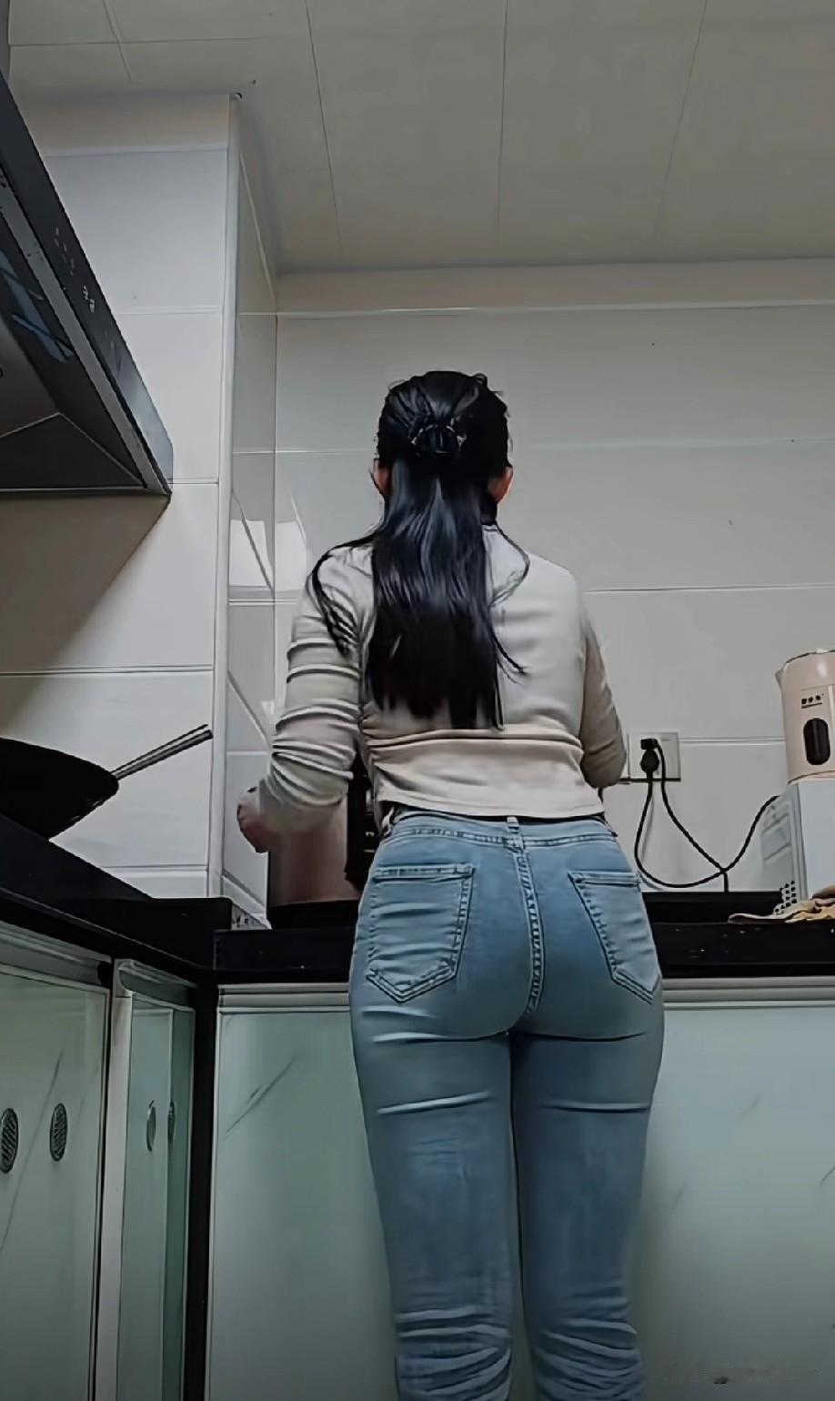 人这辈子哪有顺风顺水的，那些磕磕绊绊从不是白受的罪，本质就是场自然筛选。顺境