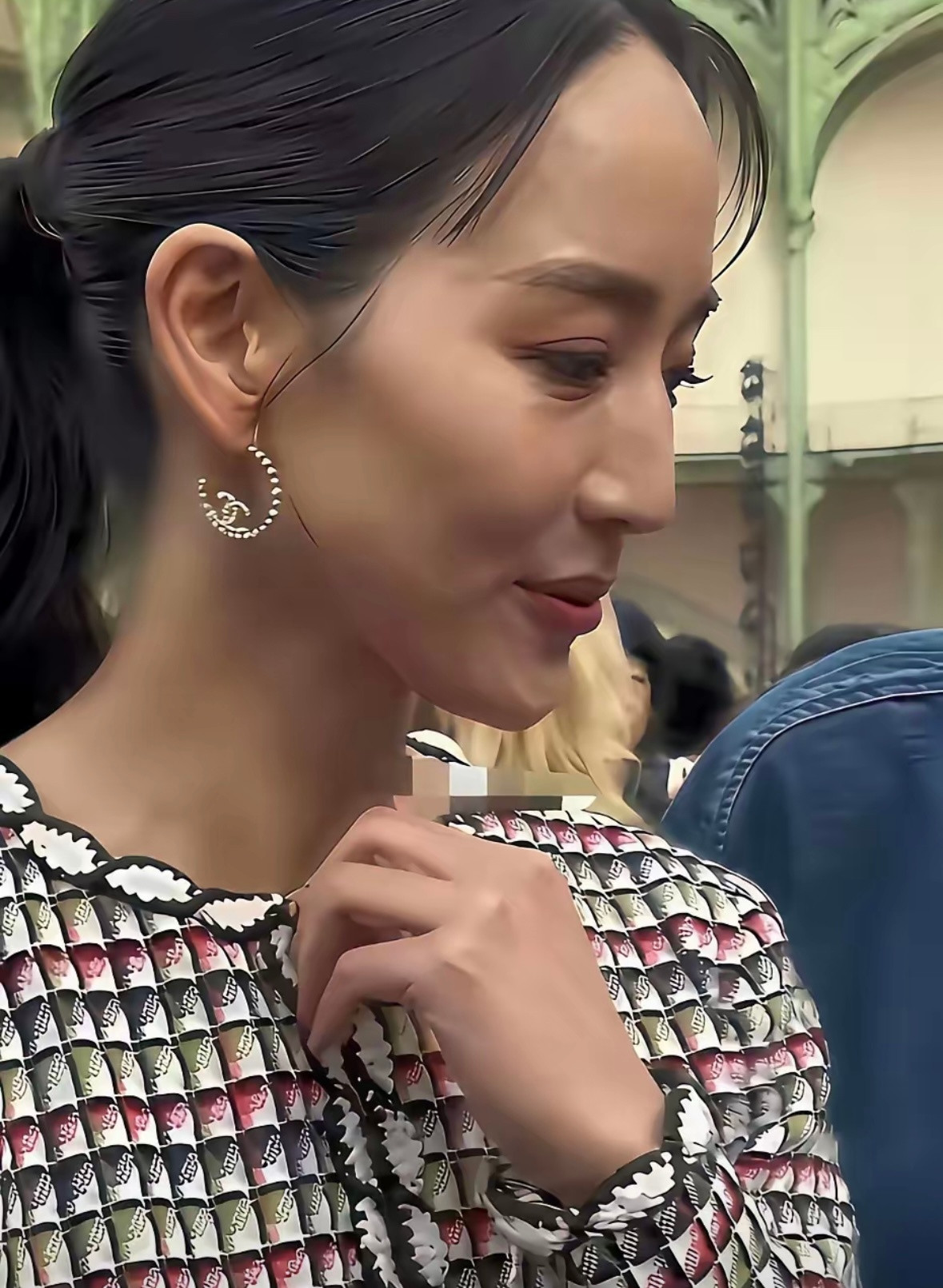 张钧甯下颌线，高颜值高学历的张钧甯也老了！美人迟暮。张钧甯于1982年出生，今