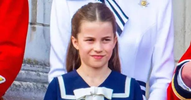 10岁的夏洛特公主在圣诞活动上也太圈粉了！粉丝求自拍她直接停下答应，被夸举止优雅