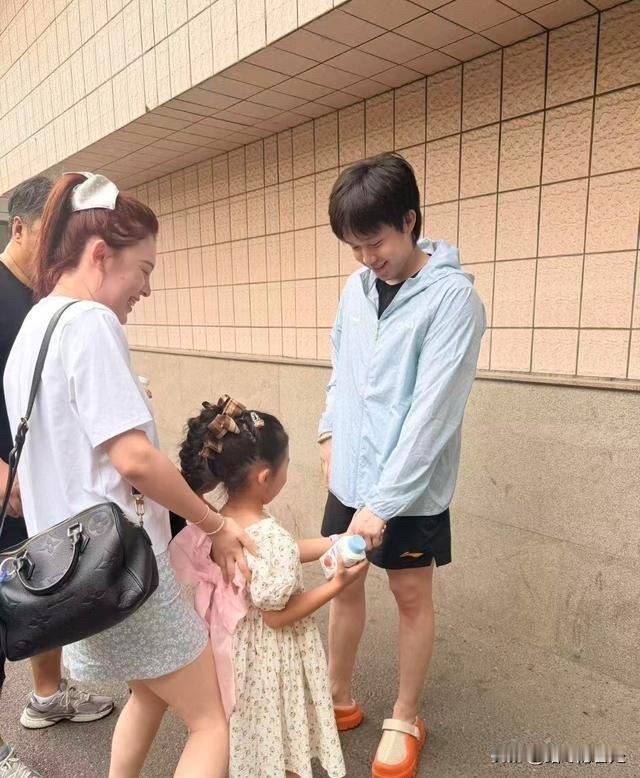 王楚钦这教养是真的好，跟师母合影双手背在身后站得板板正正，可一牵起教练家的小姑娘