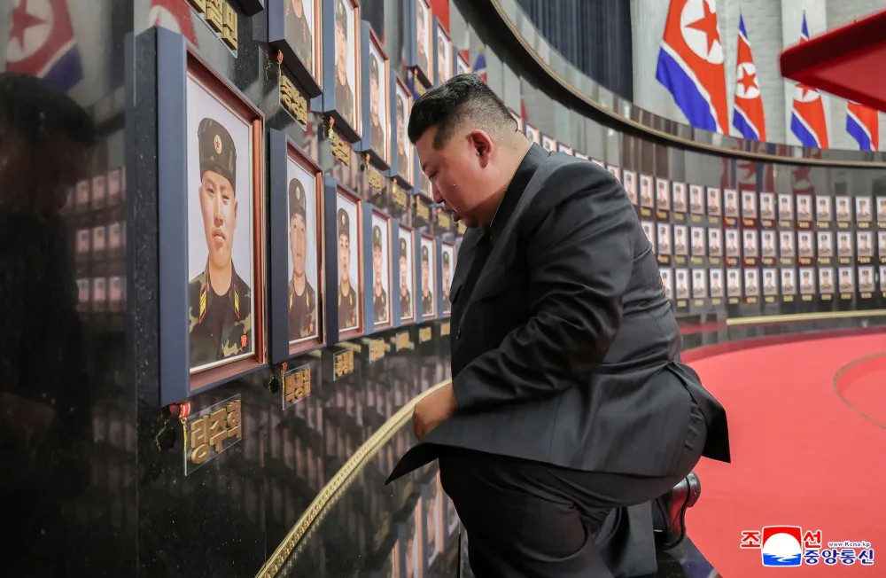 【金正恩亲自迎灵！#朝鲜公开出兵库尔斯克详情#】据朝中社8月21日、22日报道