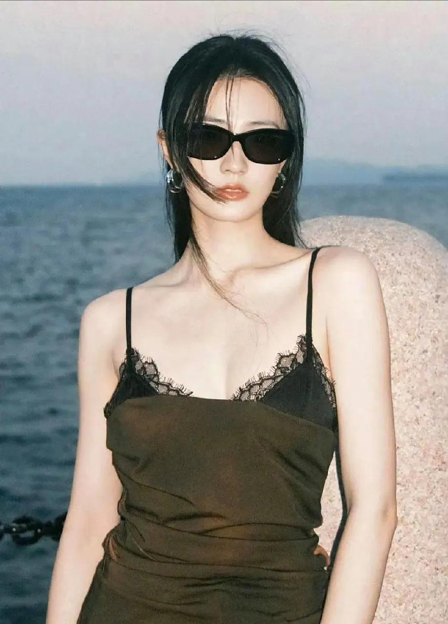 徐璐的夏日氛围感，狠狠拿捏了！被徐璐这组夏日写真美到心巴上啦😍吊带