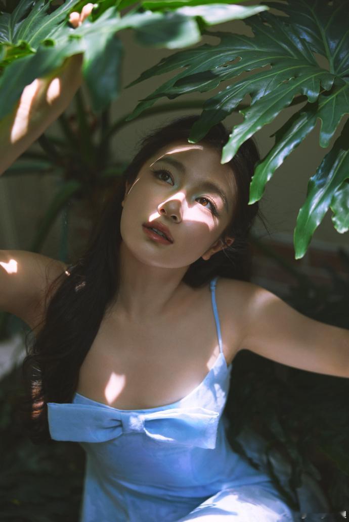李兰迪hi6两套造型李兰迪我保证你是公主李兰迪hi6两套造型都好美呀，一套是我